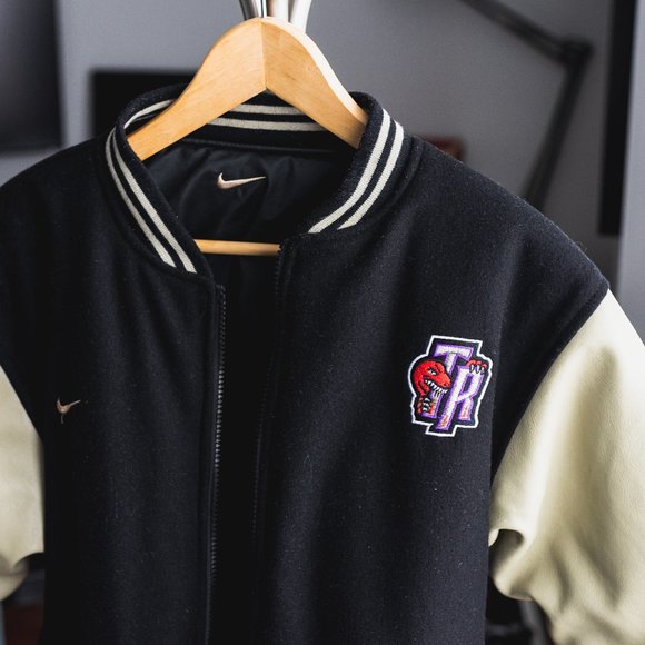 Vintage Raptors Puffer Jacket (Reversible) - Picture 6 of 10